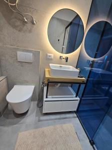 ヒマラにあるApartment NODA Waveの洗面台、トイレ、鏡のあるバスルーム +7枚の写真