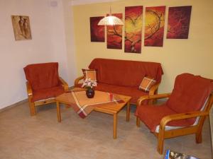 ein Wohnzimmer mit 2 Stühlen und einem Tisch in der Unterkunft Ferienwohnung Hutterer in Bad Griesbach