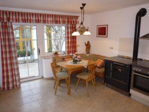 cocina y comedor con mesa y sillas en Ferienwohnung Hutterer, en Bad Griesbach