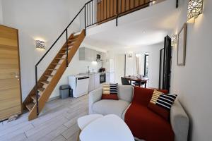 Una sala de estar con un sofá y una escalera. en Casa di Lilla - Escapade dans une maison de charme, en San-Gavino-di-Carbini