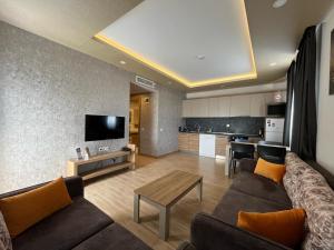 Kuchyň nebo kuchyňský kout v ubytování Golden World Suite Hotel
