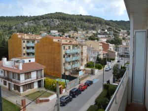 Una vista de una calle de la ciudad con edificios y coches. en Estartit Park 1-1, en Torroella de Montgrí