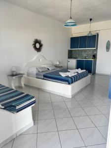 Postel nebo postele na pokoji v ubytování Christos rooms milos