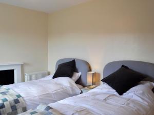 zwei nebeneinander stehende Betten in einem Schlafzimmer in der Unterkunft 4 Greenhaye Cottages - Uk31236 in Newnham + 4 Fotos