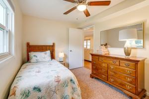 Powers Lake Gem Peek-a-Boo Views and Beach Accessにあるベッド