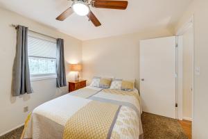 Powers Lake Gem Peek-a-Boo Views and Beach Accessにあるベッド