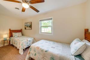 Powers Lake Gem Peek-a-Boo Views and Beach Accessにあるベッド
