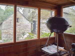 einen Grill in einem Zimmer mit Fenster in der Unterkunft Mill Cottage, Marsh Mills in Aveton Gifford