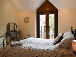 Un dormitorio con una cama grande y una ventana. en Seal Pup, en Sheringham