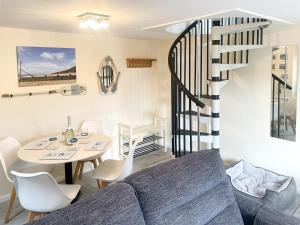 una sala de estar con un sofá y una mesa en Seal Pup, en Sheringham