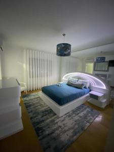a bedroom with a bed with a purple bed frame at Lux House in Ferreira