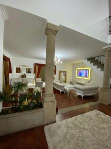 una sala de estar con un sofá y una mesa en Lux House, en Ferreira