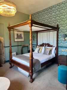 a bedroom with a canopy bed in a room at The Ancient Gatehouse & Rugantino Restaurant in Wells