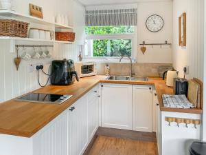 Η κουζίνα ή μικρή κουζίνα στο Hideaway - Uk48100