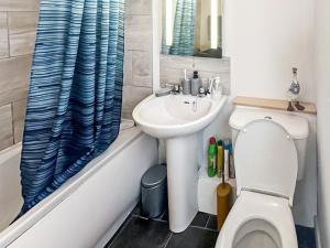 ein Badezimmer mit Waschbecken, Toilette und Badewanne in der Unterkunft Kathali Cottage in Exmouth