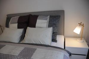Un dormitorio con una cama con una cruz en una mesita de noche en Apartament Bogusławskiego, en Cracovia