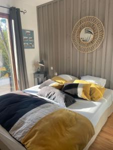 Łóżko lub łóżka w pokoju w obiekcie Cabane Chic au Cap Ferret