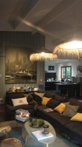 salon z kanapą i stołem w obiekcie Cabane Chic au Cap Ferret w mieście Lège-Cap-Ferret