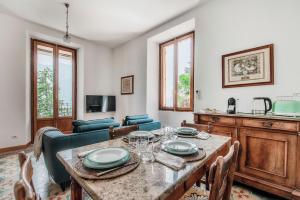 a living room with a table and a couch at Villa Eugenia Suite - by MyHomeInComo in Carate Urio
