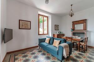 TV a/nebo společenská místnost v ubytování Villa Eugenia Suite - by MyHomeInComo