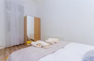 Posteľ alebo postele v izbe v ubytovaní UrbanNest