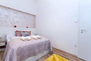 Posteľ alebo postele v izbe v ubytovaní UrbanNest