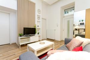 Televízia a/alebo spoločenská miestnosť v ubytovaní UrbanNest