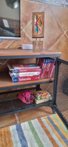 a shelf filled with books and a table at Acogedor Apartamento Loft in Fuenlabrada