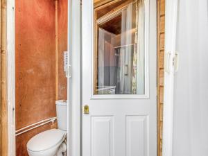 Un baño de Shepherds Hut 5 fotos más