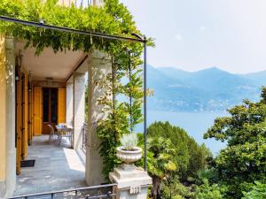 a house with a balcony with a view of the water at Villa Eugenia Suite - by MyHomeInComo in Carate Urio