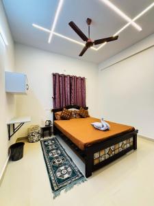 TurkapallyCorporate Hostel & PG的带床和吊扇的卧室