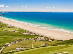 Luftaufnahme eines Strandes und des Meeres in der Unterkunft Pebbles - Uk48098 in Haverfordwest + 2 Fotos