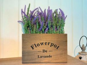 ein Schild mit der Aufschrift „Blumentopf ist Lavendel“ in der Unterkunft Pebbles - Uk48098 in Haverfordwest