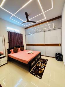 TurkapallyCorporate Hostel & PG的带床和吊扇的卧室