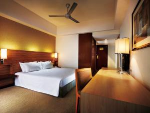 ein Hotelzimmer mit einem Bett und einem Schreibtisch in der Unterkunft Resorts World Genting - Resort Hotel in Genting Highlands