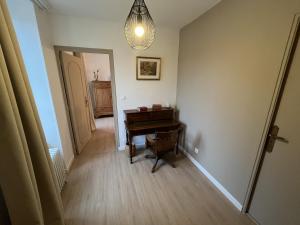 a hallway with a piano in a room with a mirror at La Maison d'Hyppolite in Châtillon-sur-Seine +10 photos