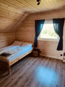Postel nebo postele na pokoji v ubytování Domki Summer Village Rewal + 34 fotografií