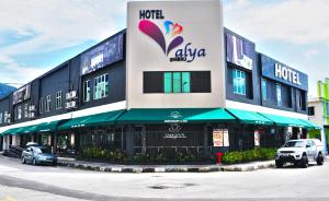 怡保Valya Hotel, Ipoh的酒店建筑侧面有招牌