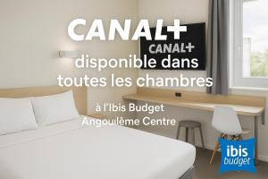 a bedroom with a bed and a desk at ibis budget Angoulême Centre in Angoulême
