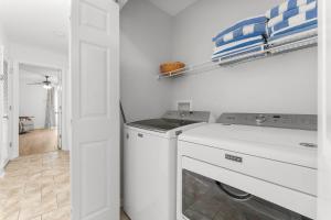 Η κουζίνα ή μικρή κουζίνα στο Casa de Tortugas - a spacious townhome with 30a private beach access +45 φωτογραφίες