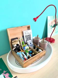 Una caja de madera llena de material de oficina sobre una mesa. en Flora's Palace - The Hague Scheveningen, en La Haya