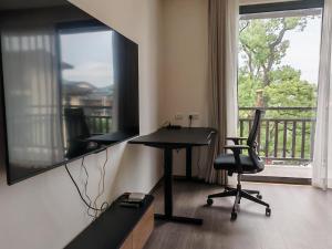 TV i/ili multimedijalni sistem u objektu Guilin Camphor Country House -Free pick up service
