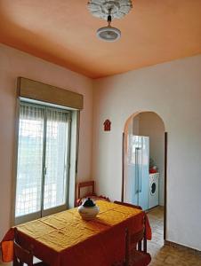 una cocina con una mesa y un refrigerador en Villa Marissimo, en Realmonte