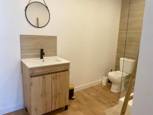 a bathroom with a sink and a toilet at Duplex cosy - à 100 m de la gare - lumineux & confortable in Châtellerault