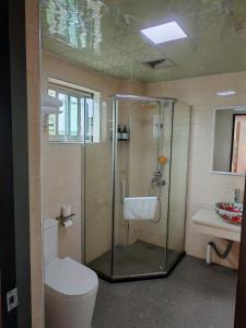 Kupatilo u objektu Guilin Camphor Country House -Free pick up service