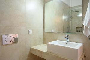 Ένα μπάνιο στο Elounda Anemelia Apartments +51 φωτογραφίες