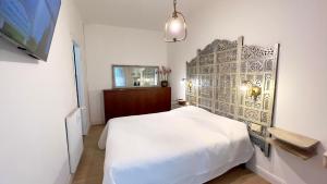 a bedroom with a white bed and a wall at Bellaria Mondial Strategic Location 5 Terre-Portofino in Rapallo