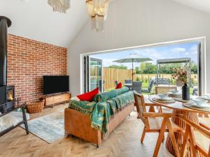 ein Wohnzimmer mit Sofa und Tisch in der Unterkunft Uk47693 - Piglet Cottage in Wimbish