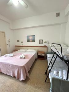 Postel nebo postele na pokoji v ubytování Hotel Caracas
