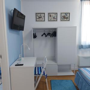 TV a/nebo společenská místnost v ubytování Il Guasco Rooms